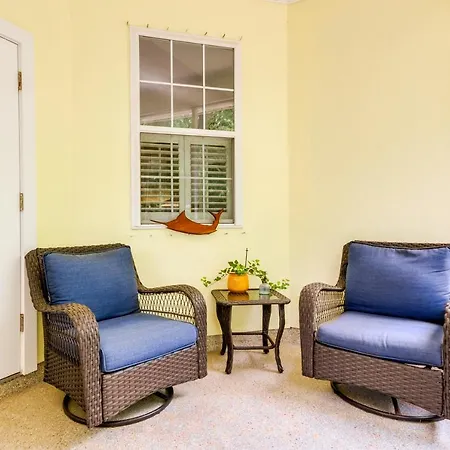 Navarre Retreat With Screened-In Porch!